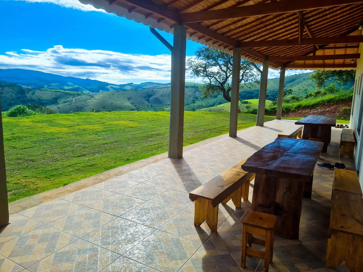 Varanda da fazenda com vista para as colinas