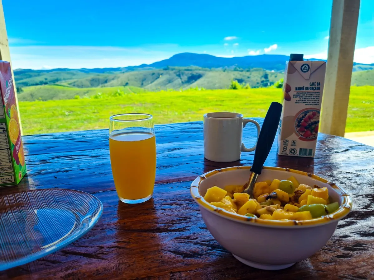 Café da manhã com vista para as montanhas