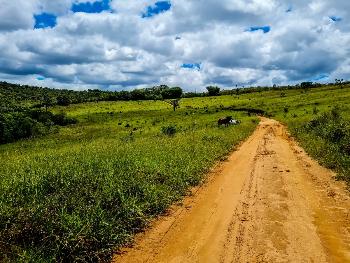 Trilha pelas colinas ao redor da fazenda